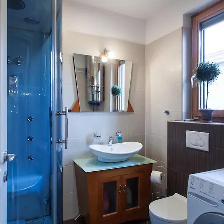 House With Pool In *