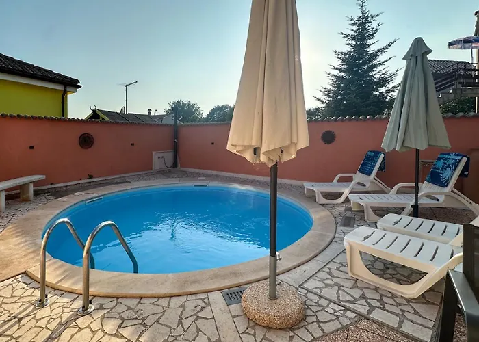 House With Pool In *