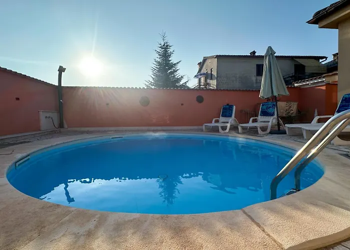 House With Pool In 別荘 *