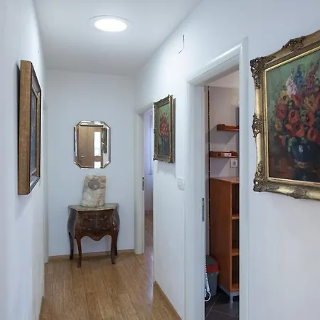 House With Pool In *