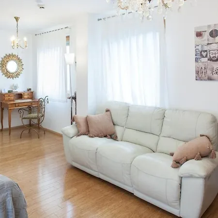 House With Pool In *