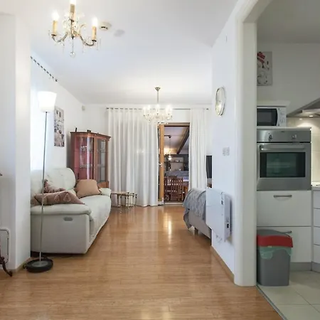 House With Pool In *