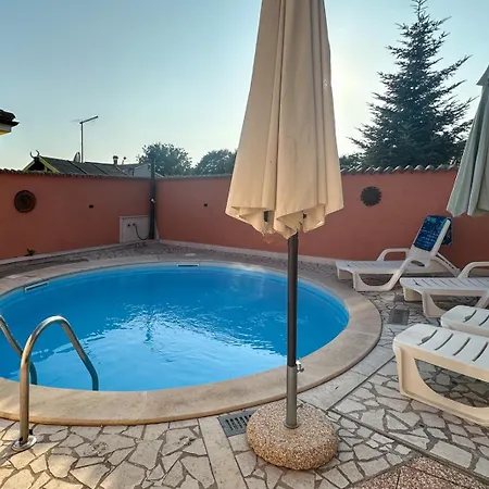 House With Pool In *